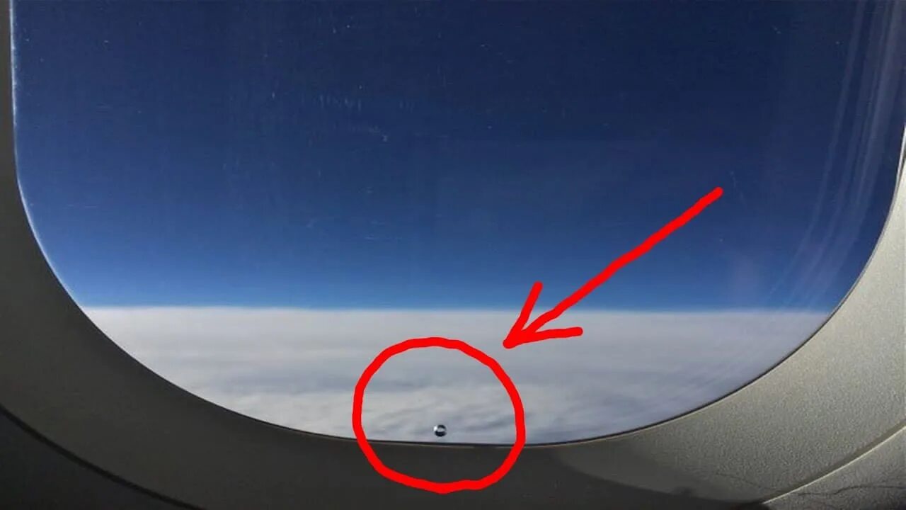 Самолет с овальными иллюминаторами. Химтрейлы над новосибирском 2022. Дырочка в окне иллюминатора. Почему самолеты круглые. Самолет с овальными иллюминаторами.