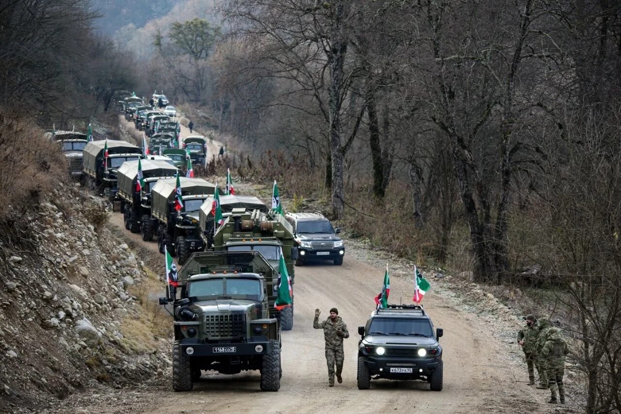 Российская Военная колонна. Колонна военной техники. Колонна Российской техники. Колонна военных машин. Учения на границе с россией