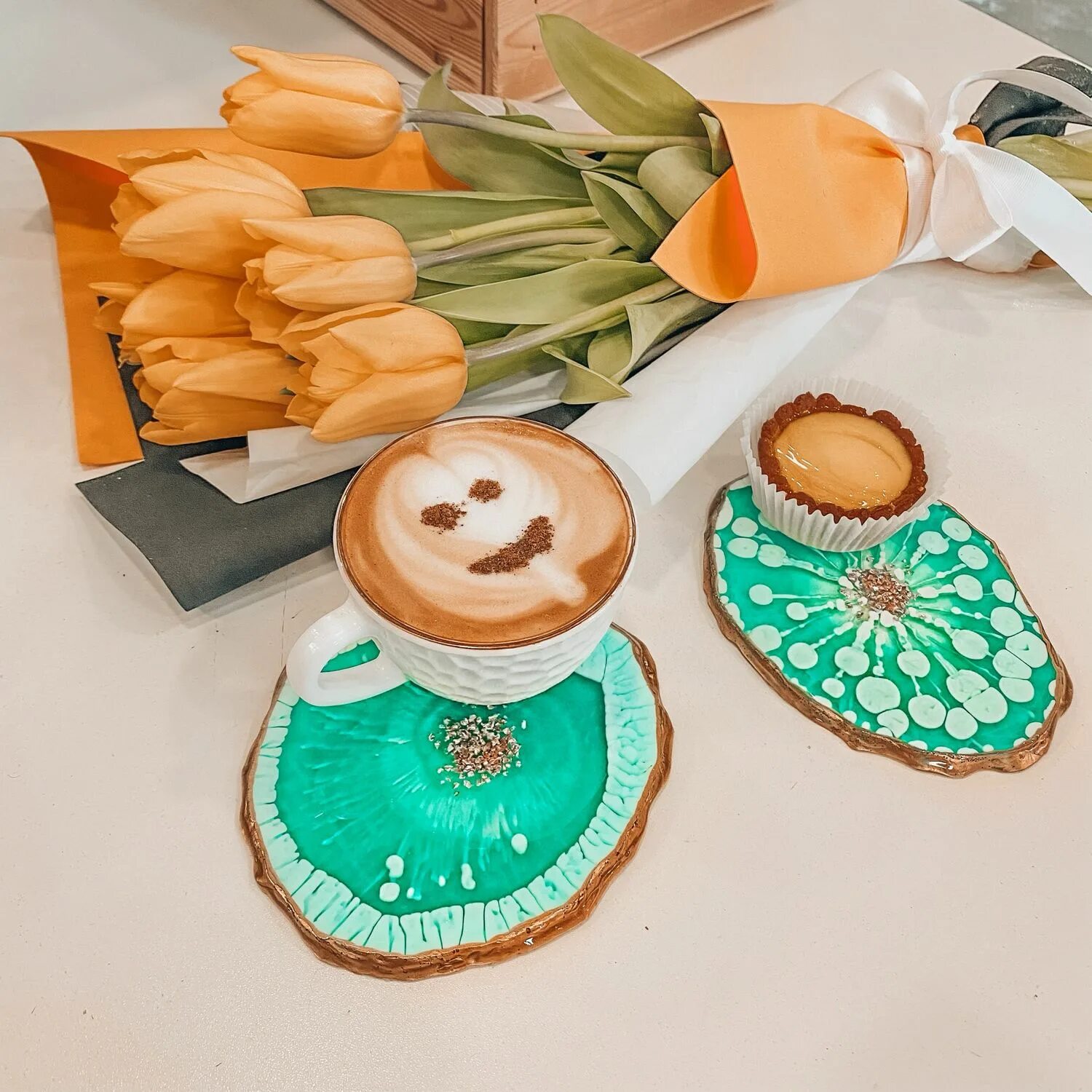 Синие подстаканники из эпоксидной смолы. Поднос с эпоксидной смолой. Подстаканник ларимар смола. Эпоксидная смола подстаканники. Подстаканник из смолы.