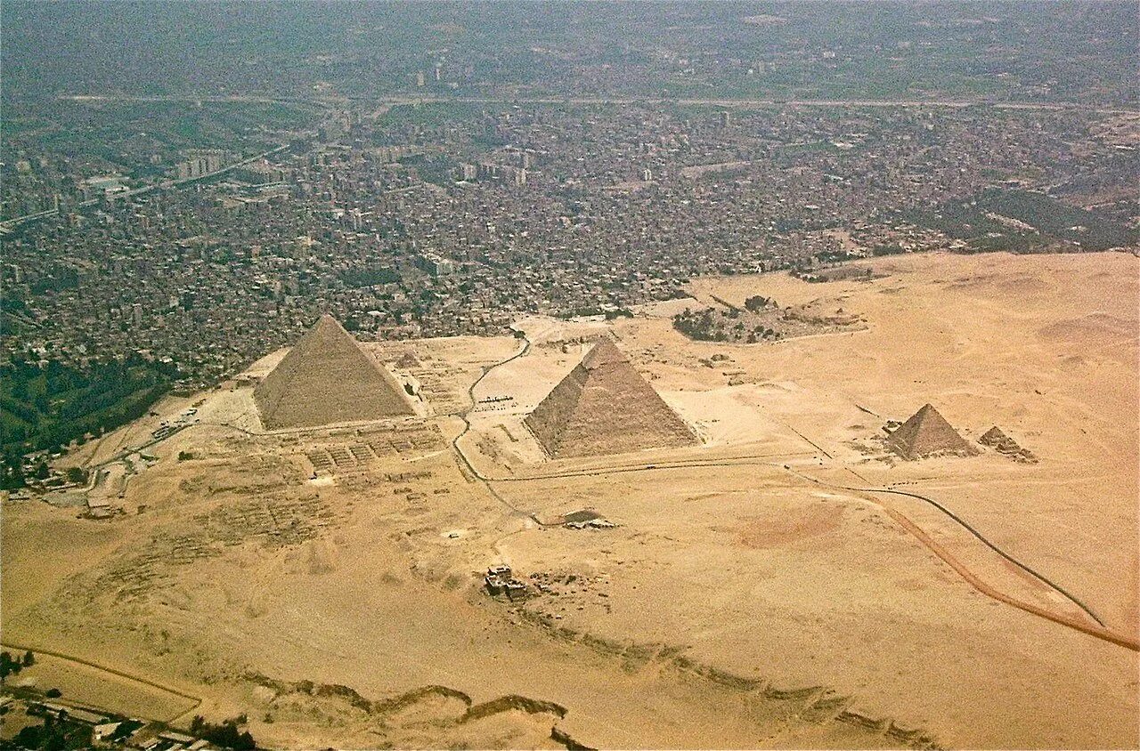 В какой стране находятся пирамиды. Пирамиды на плато Гиза. Великие пирамиды Гизы (Египет). Пирамида Хеопса древний Египет. Пирамида Хеопса Каир.