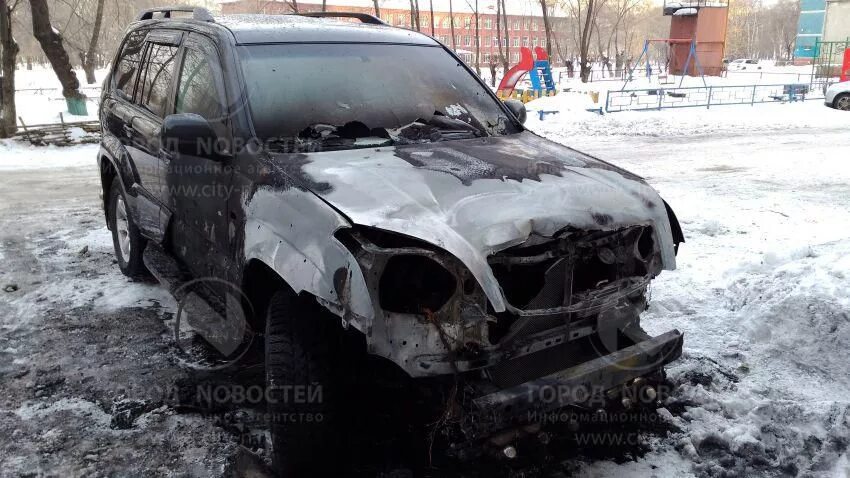 Горит ленд крузер. Сгорел ленд крузер калининград. сгоревший land cruiser 100 в тольятти. в новокузнецке сгорел мерседес.