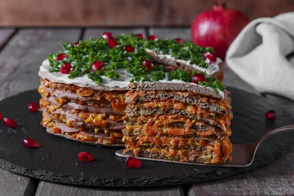 Торт из печени пп. Самый вкусный печёночный тортик!. печёночный торт в ресторане. печёночный торт с гранатом. печеночный торт ресторанная подача.