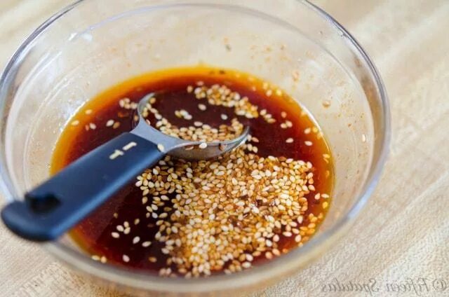 Соевый соус кунжут. Соевый соус с кунжутом. соус с кунжутом. соус с кунжутом и соевым соусом. соус с кунжутными семечками.