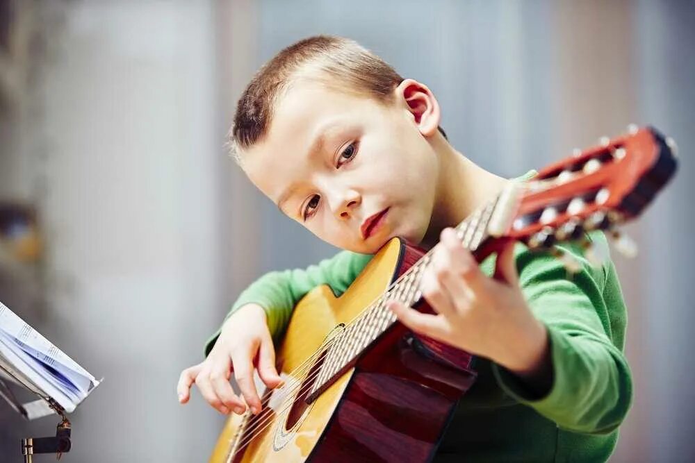 Громкая музыка у школы. Дети музыканты. Люди играющие на музыкальных инструментах. Гитара для детей. Музыкальные инструменты для детей.