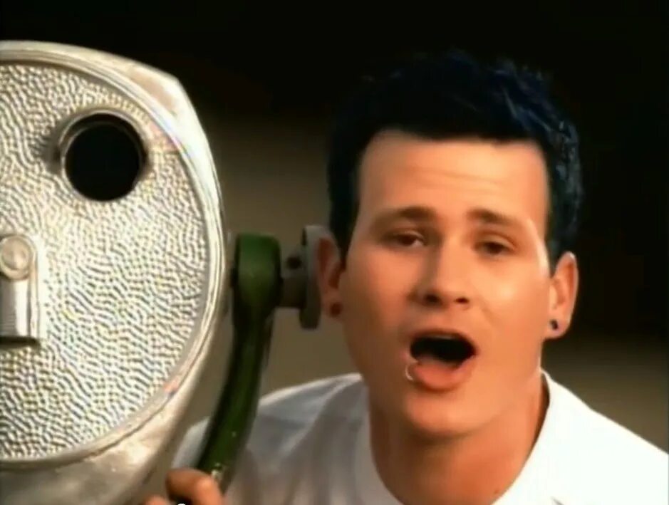 Blink 182 all the small things. Том делонг all the small things. какая гитара у тома делонга в клипе all the small things.