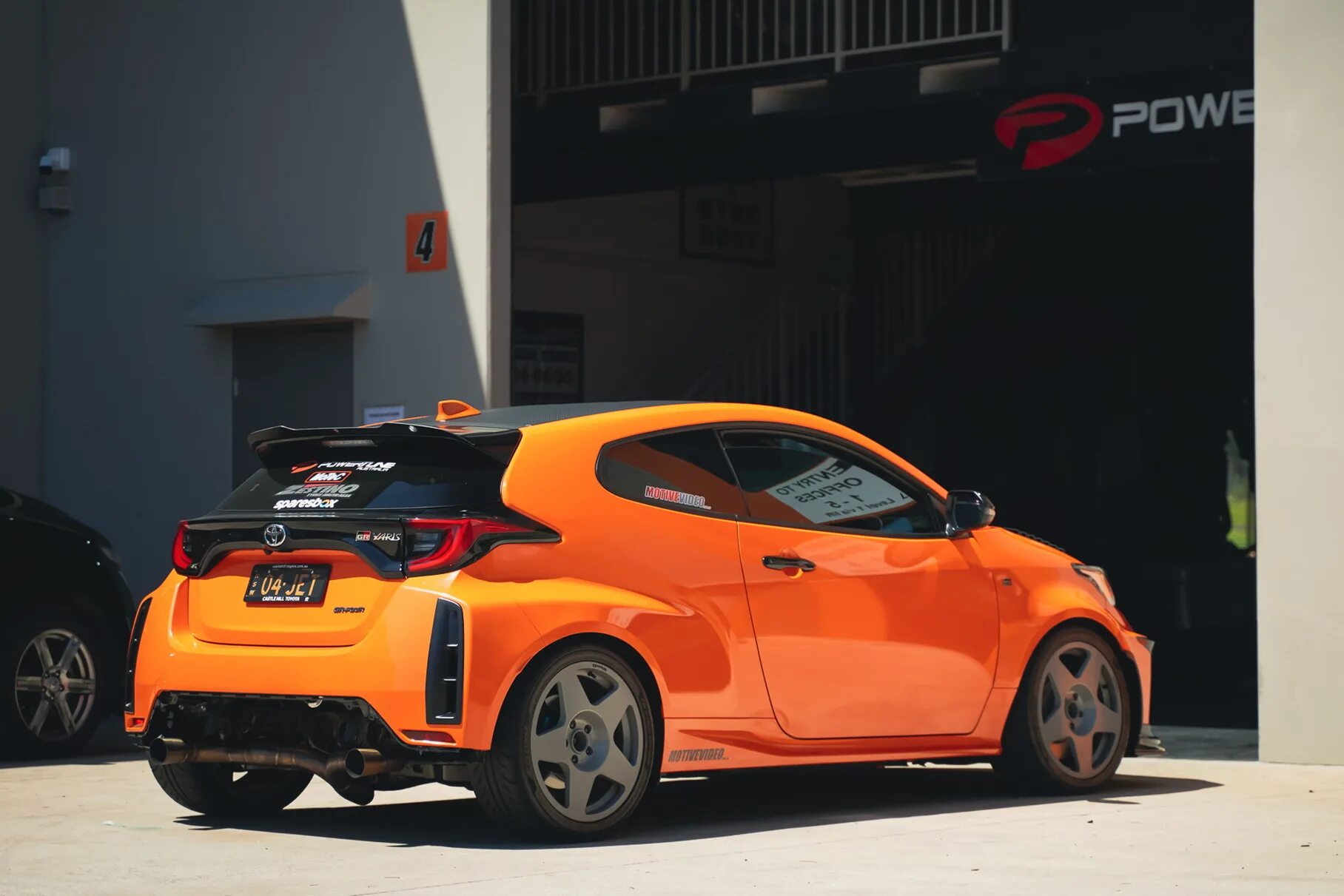 V8 мотоцикл хаябуса. нуччио бертоне авто. лошадь и автомобиль. ягуар xkr 2010. машина с лошадкой.