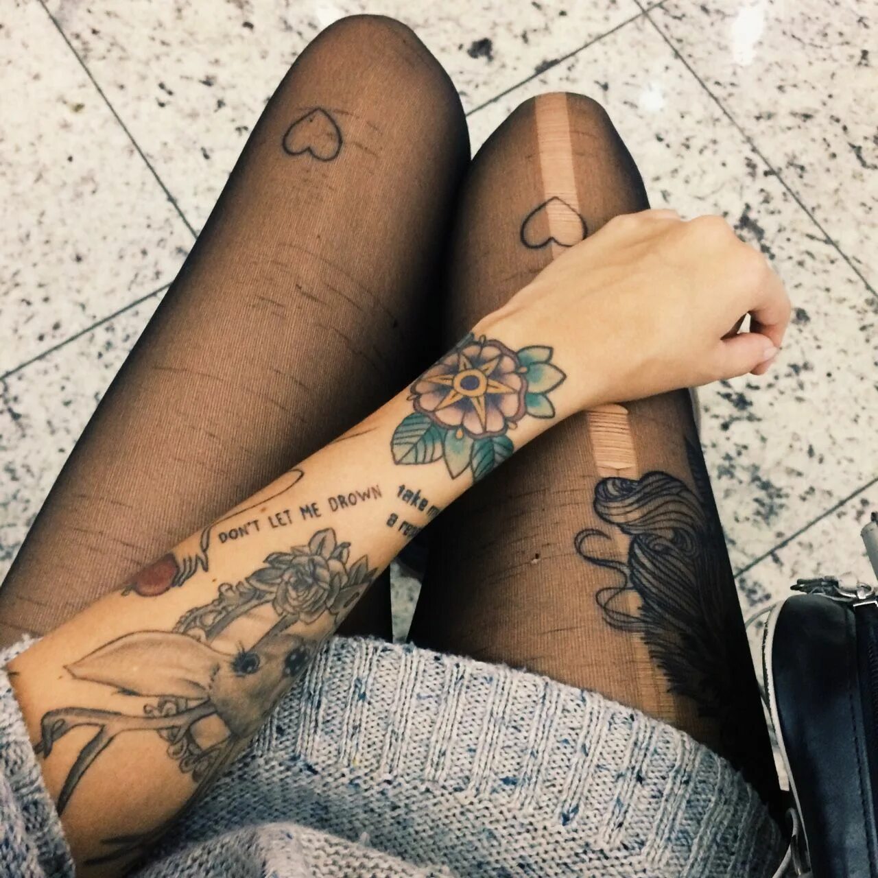 Рука на ляшке. Татуировки для девушек на ноге. Красивые тату на ляшках для девушек. Тату на ноге для девушек. Тату на руке для девушек.