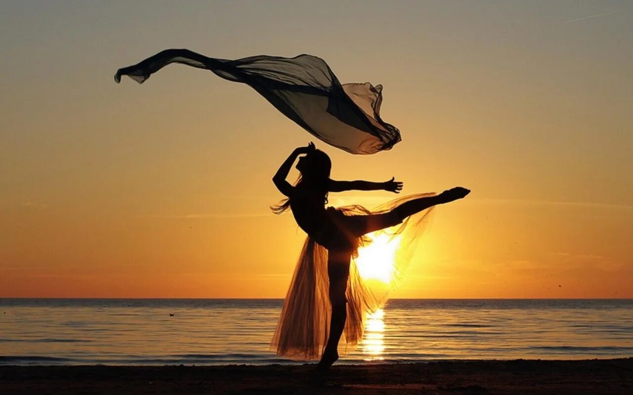 Танцующая девушка на закате. Танцующая девушка на берегу моря. Танцовщица на закате. Красивые силуэты.