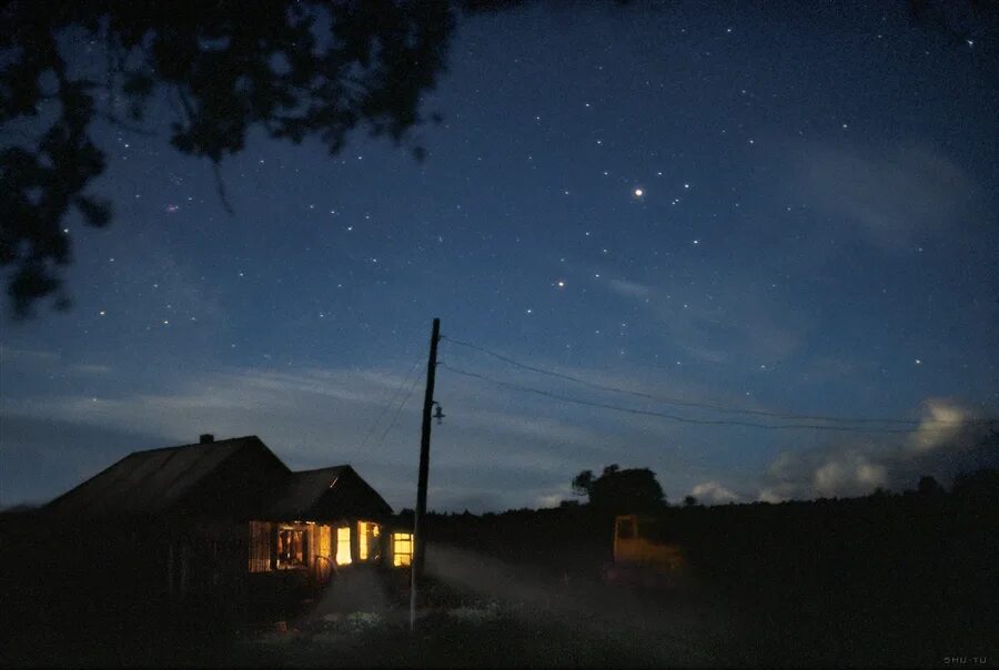 Ночное небо в деревне. Звездная ночь в деревне. Звездное небо в деревне. Ночная деревня. Ночные хаты