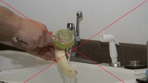 Мыть бананы