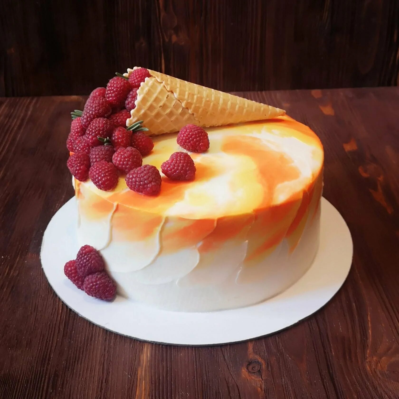 Торт ягодный крем чиз. Торт с кремом чиз и фруктами. Торт ягодный крем чиз. Шоколадный бисквит с кремом чиз. Двухъярусный торт крем чиз.