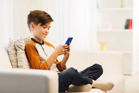 Мальчик подарил телефон