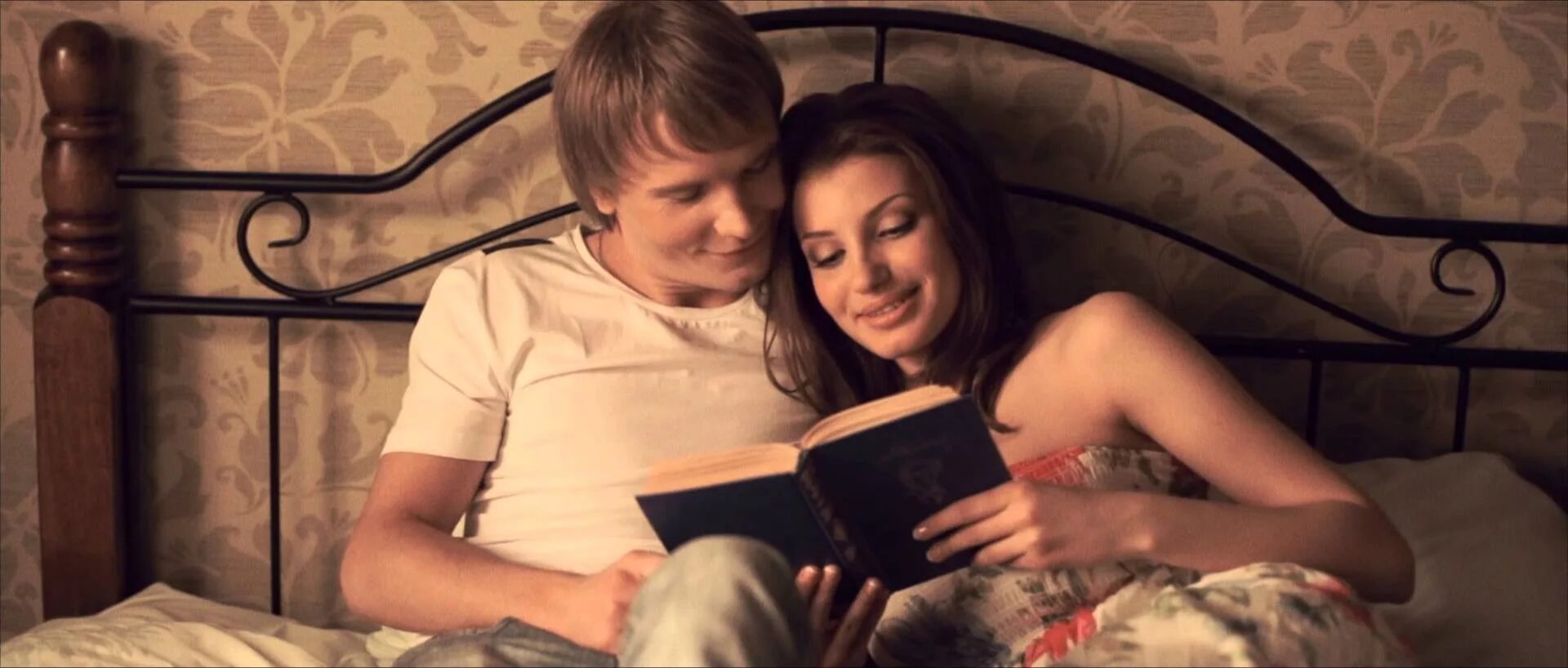 счастливая женщина с цветами. алексей воробьёв ты моя любовь клип. слушать песню утро любви. нежный поцелуй на ночь. слушать песню утро любви.