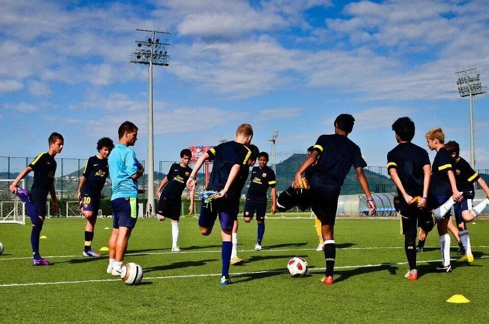 Football youth. Футбол молодежь. Футболисты в отеле. Футболист 12 лет. ФК Барселона тренировочная база.