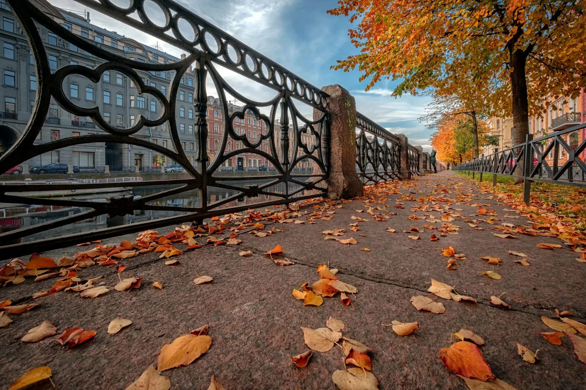 В осенних городах слушать