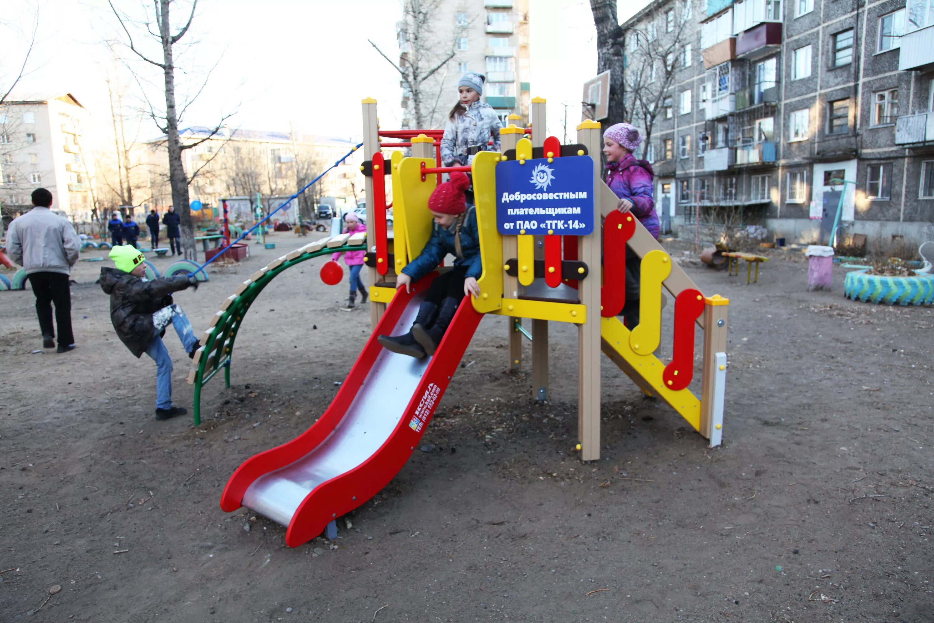 Детские игровые площадки во дворах. Автомобиль припаркованный на детской площадке. Монтаж детских площадок. Парковка на детской площадке. Детские площадки безопасность.
