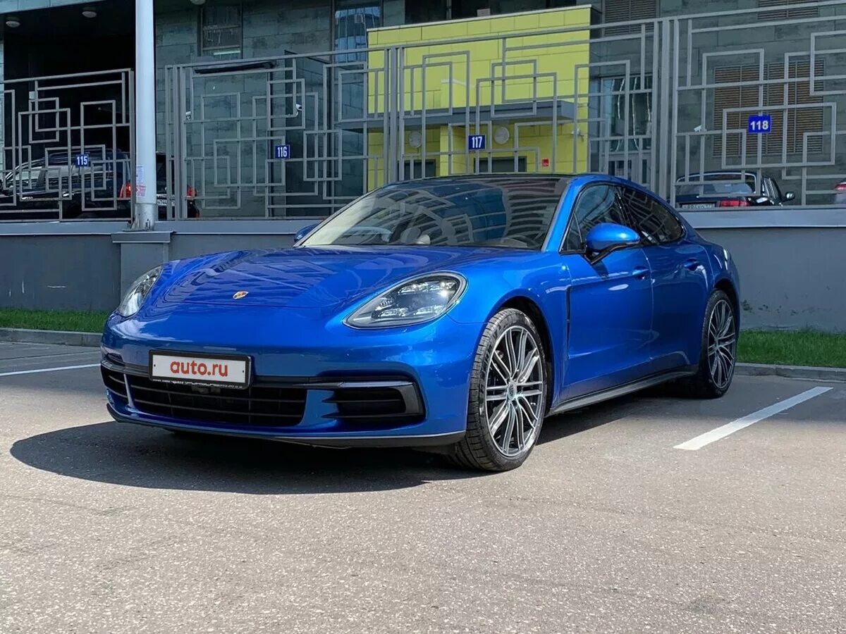 Сколько голубая. Porshe Panamera 4. Порше Панамера 911. Порше Панамера синий. Порше 911 синий.