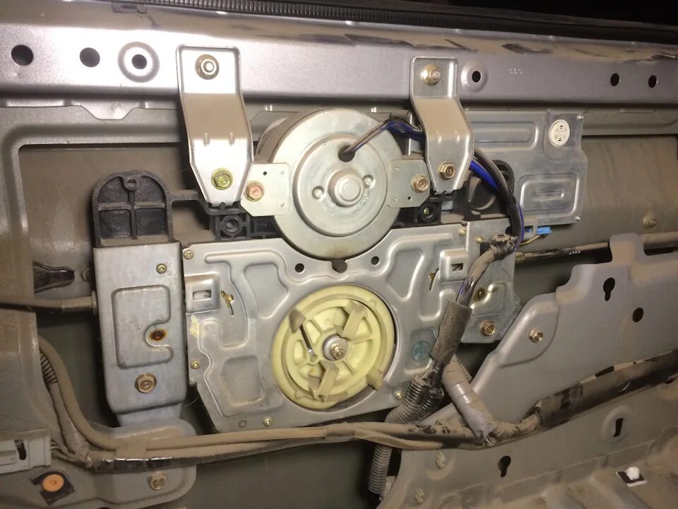 Мотор сдвижной двери. Моторчик боковой двери honda stepwgn 2002. stepwgn rf7 магнитола. вторая электро дверь honda stepwgn rk. трос на сдвижную дверь тойота порте.