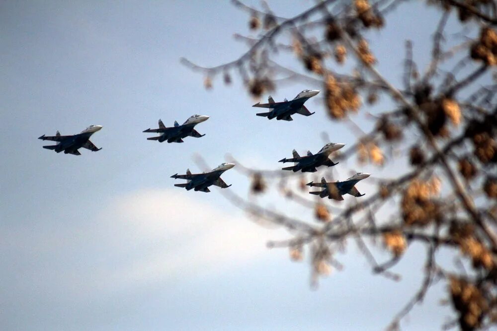 Прилетели на войну. Русские витязи пилотажная группа. Последний самолет из кабула в сша. Прилетели на войну. Грачи прилетели су-25.