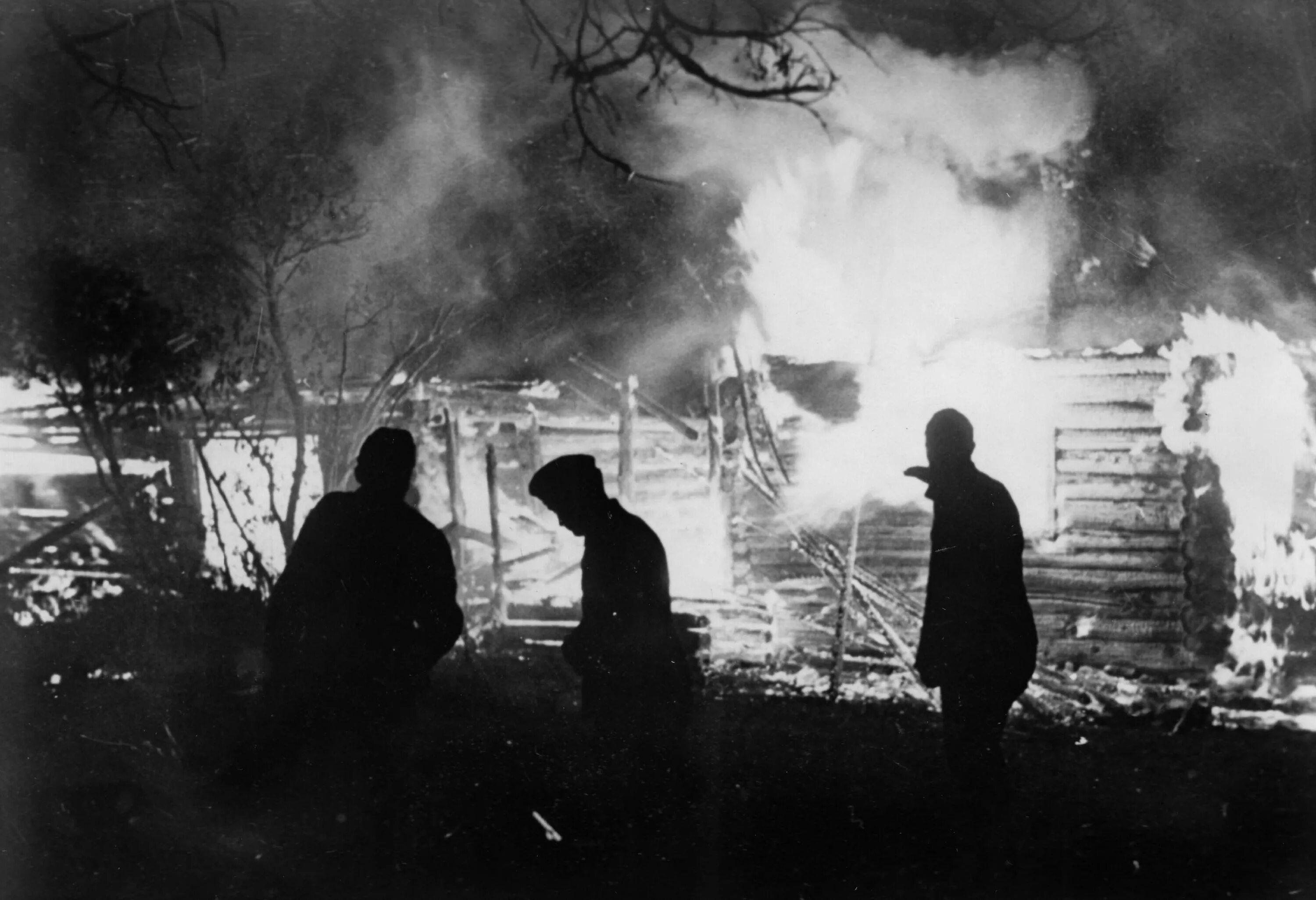 Трагедия в хатыни в 1943. Хатынь Сожженная деревня немцами в 1943. Сожжение деревни Хатынь.