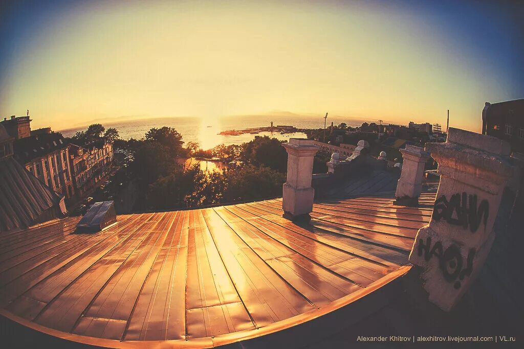 рассвет на крыше. крыши домов на закате. крыша дома рассвет. рассвет на крыше. крыша дома рассвет.