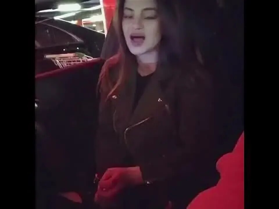 Цаголова леля поет под гитару. Пара поет каверы. Девушка поёт на французском под гитару. Гитара в подъезде. Ка re polovina moya mp3.