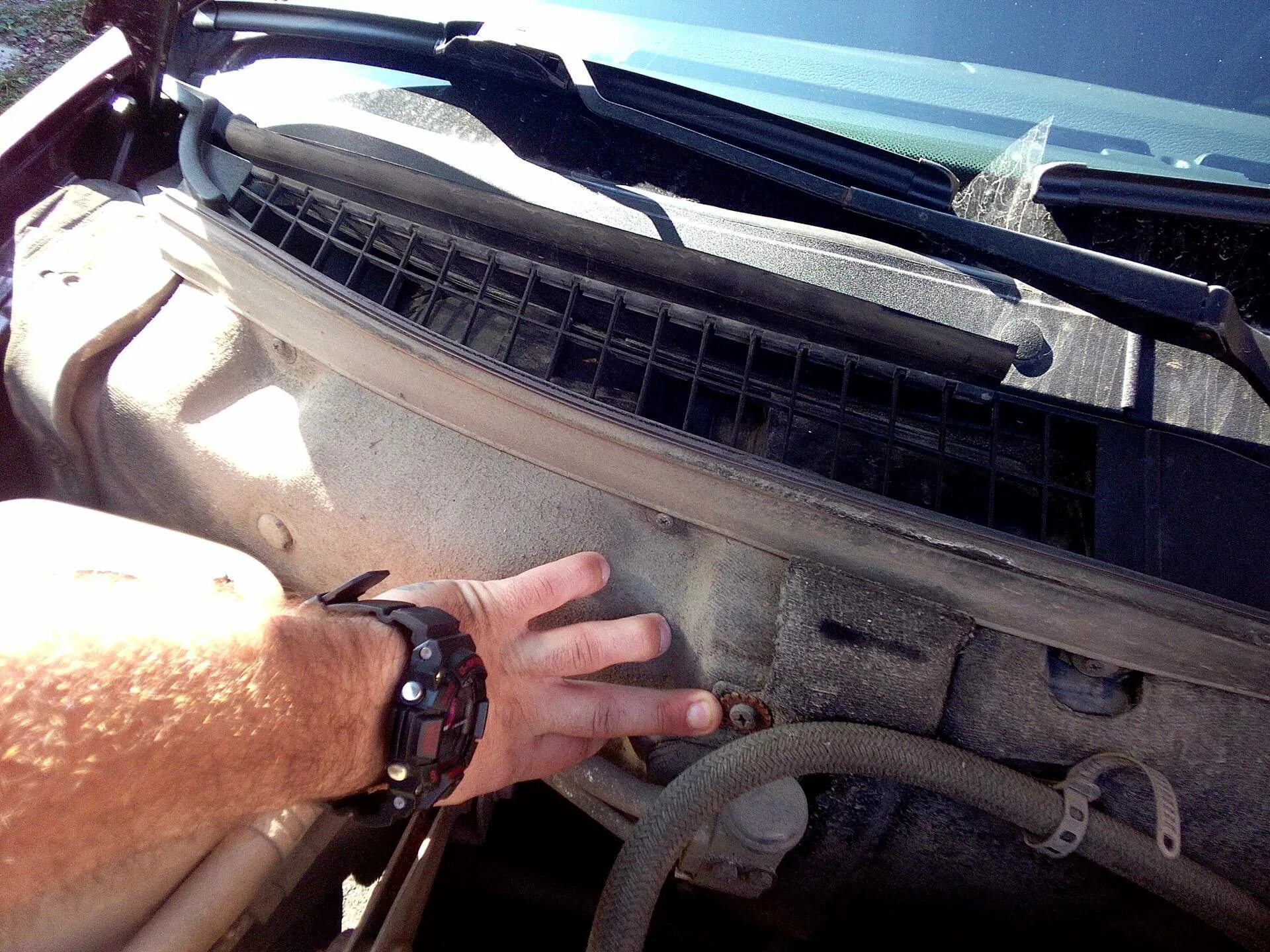 Лада приора крышка на салонный фильтр. Фильтр воздуха салона приора. Как поменять фильтр на приоре. Как поменять фильтр на приоре. Фильтр салона 2170.