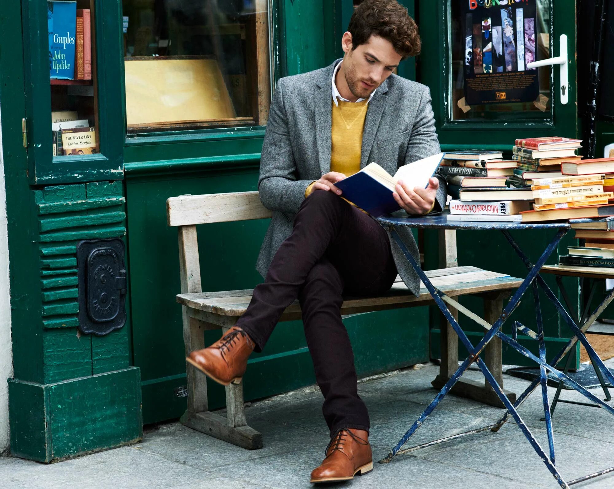 Men s books. Стильный мужчина сидит. Парень читает книгу. Джентльмен читает газету. Стильный парень сидит.