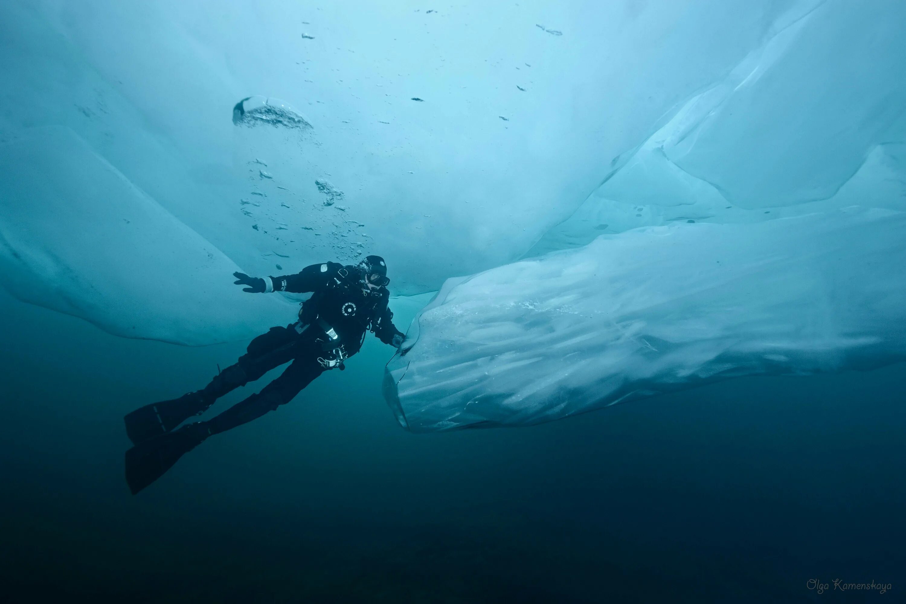 в толще воды. виды подо. дайвинг на байкале подо льдом. глубина. фон подо льдом.