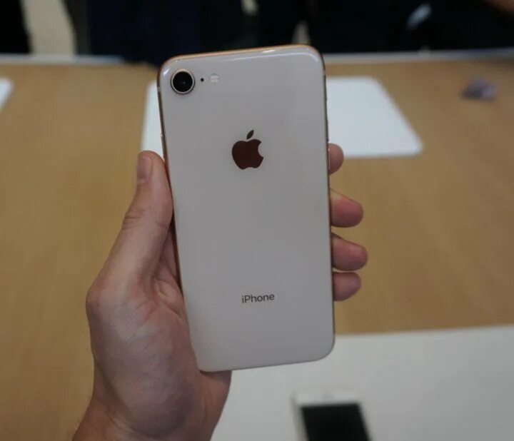 Найден айфон 8. Iphone 8 White. Айфон 8 плюс в руке. Iphone 8 в руке. Iphone 8+ 2017.