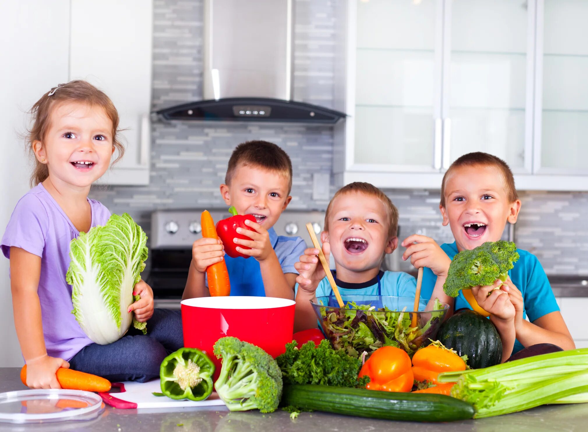 Vegetable family. Еда для детей. Овощи для детей. Ребенок ест овощи и фрукты. Здоровое питание для детей.