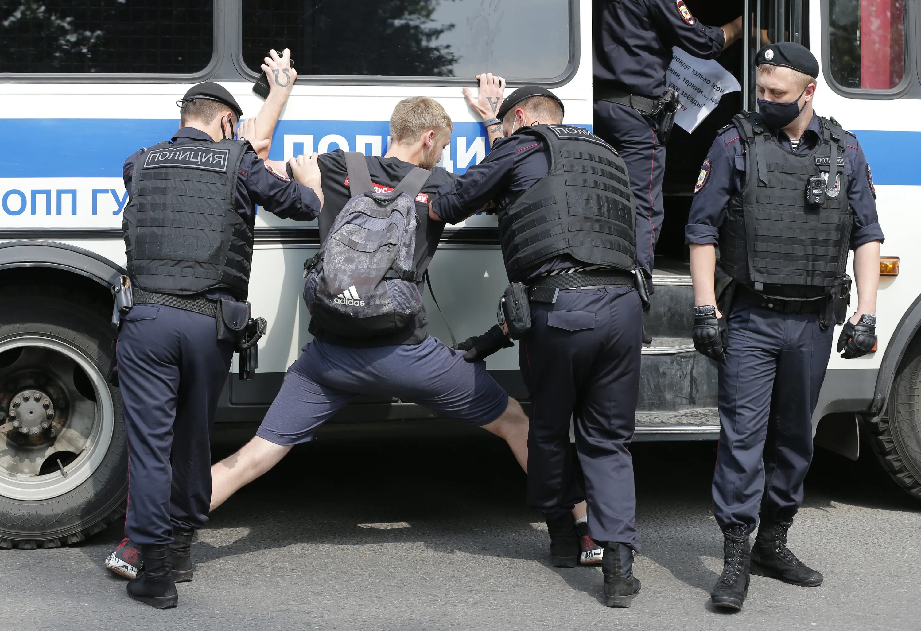 Полиция совершает преступление