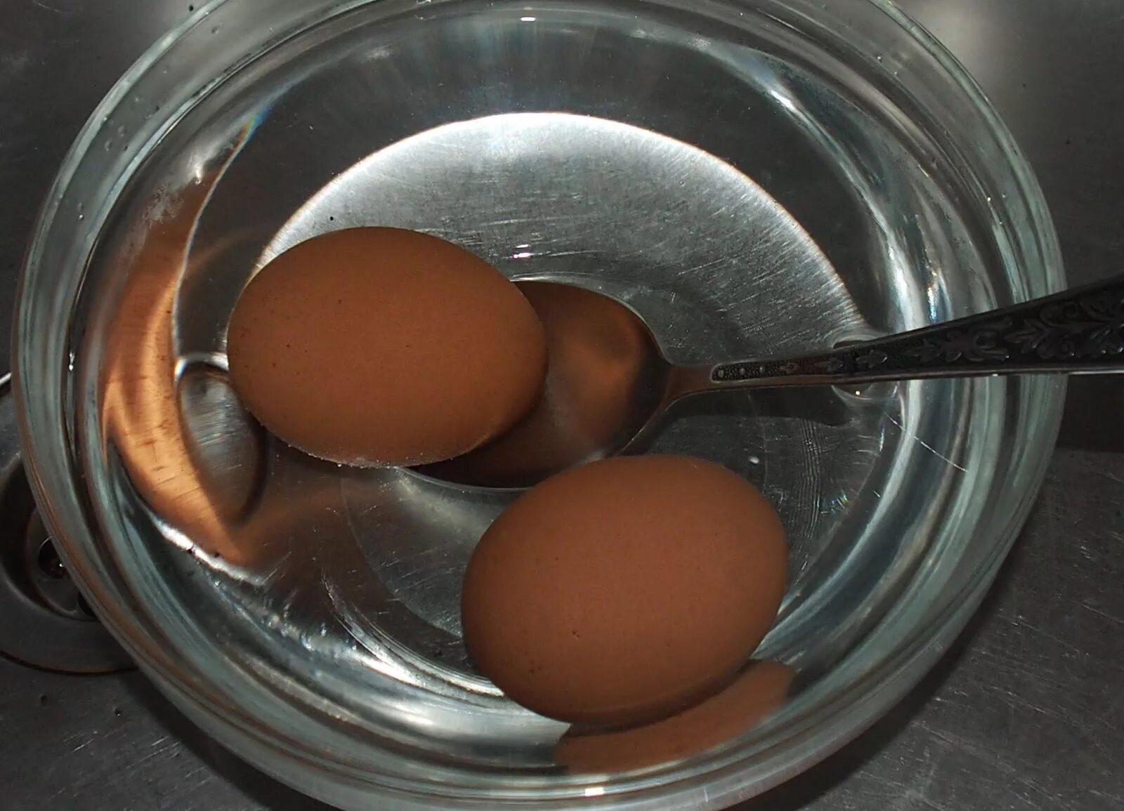 Сколько варить два яйца. Яйца варятся. Яйца в кастрюле. Отварка яиц. Правильная варка яиц.