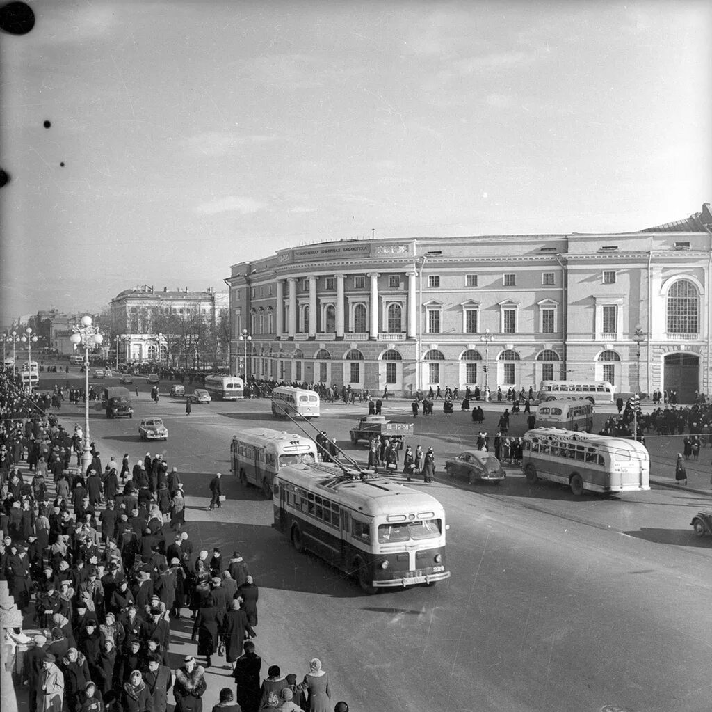 Как называется 1954 год. Санкт петербург 1954 год. перекресток невского проспекта и садовой улицы. московский проспект 1954 год. холодильник ленинград 1954.