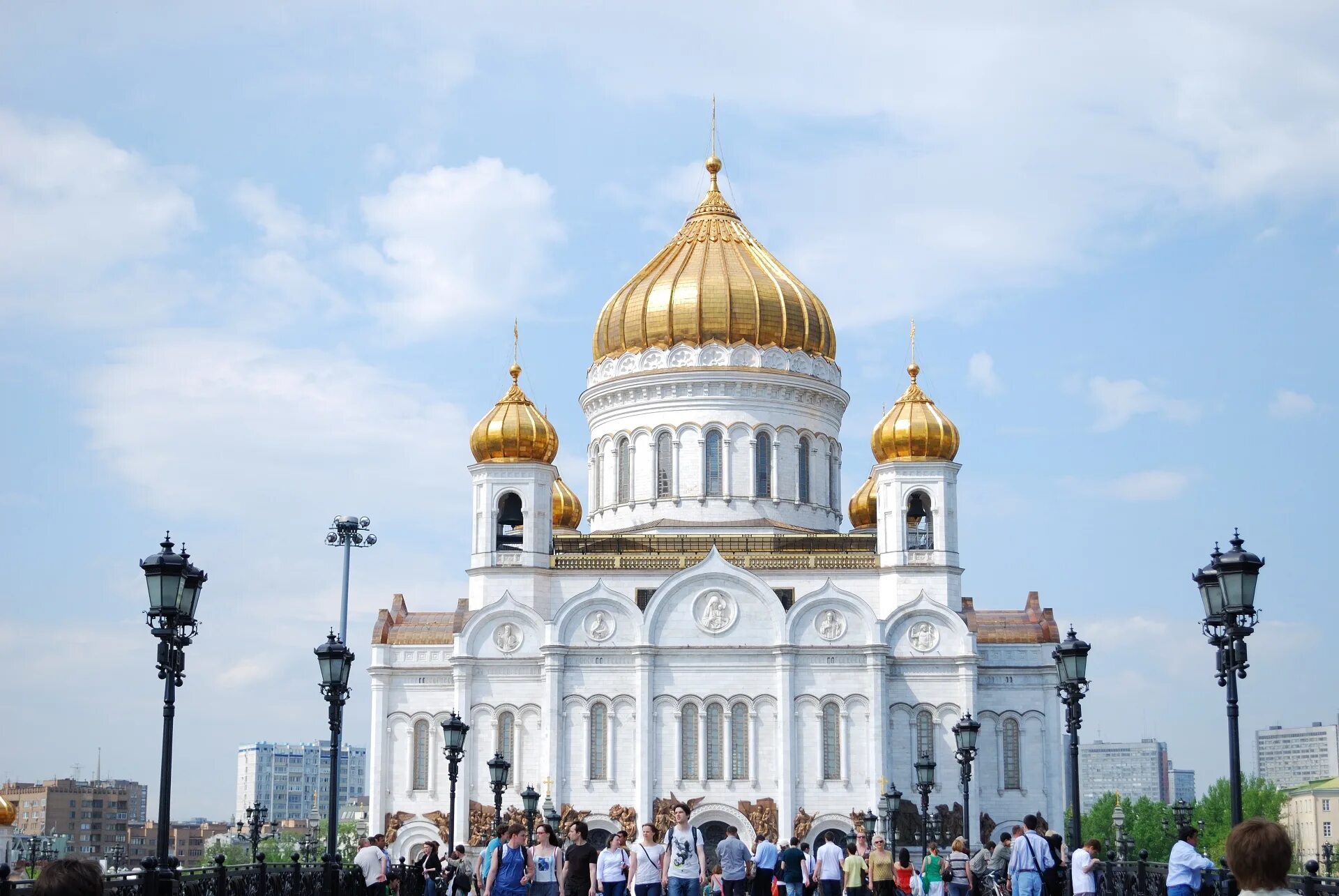 москва. золотые купола храма христа. белый храм христа спасителя. белый храм христа спасителя. храм христа спасителя черно белый.