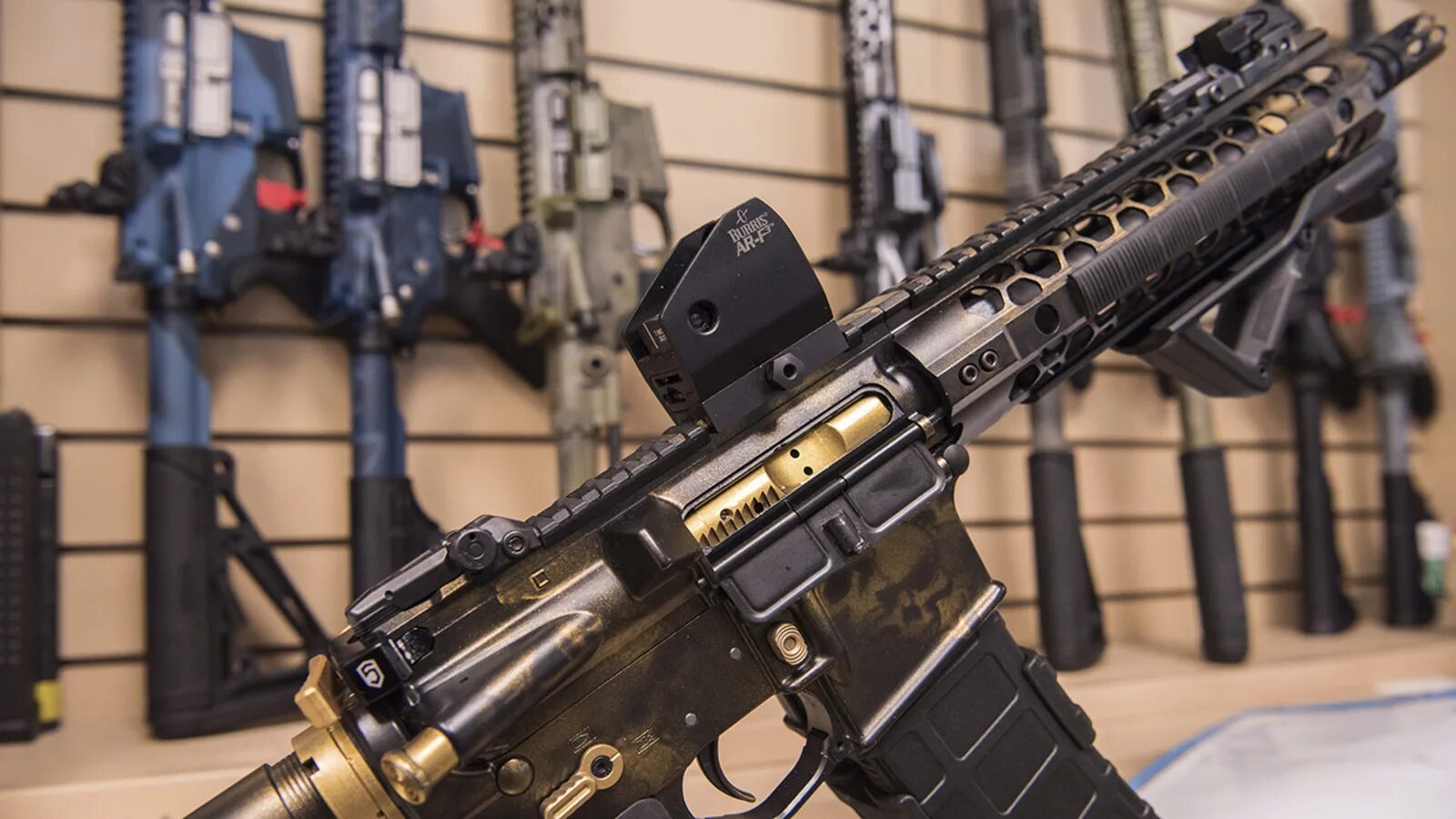 Use weapon. Оружие запрещено. assault style weapons. ar 15 sa style. оружие запрещенное женевской конвенцией.