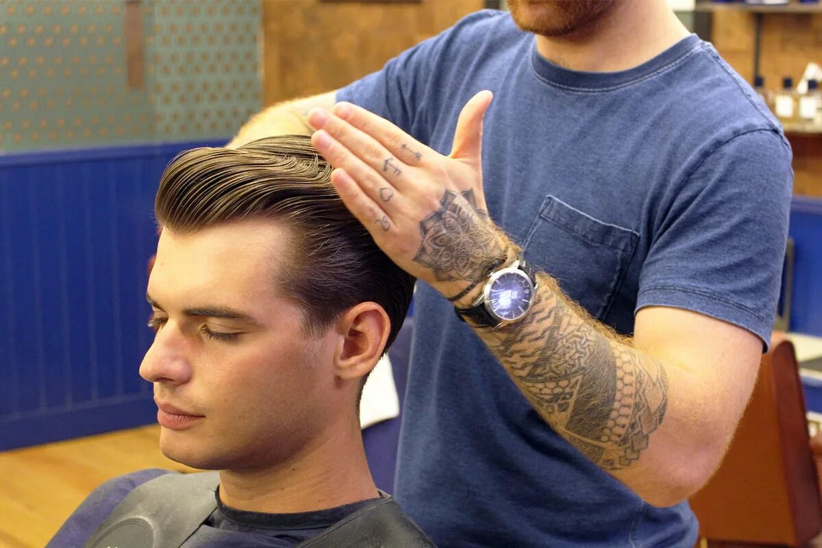Lakim a named slickback. Slickback прическа. slick back прическа. slicked прическа. central parting прическа.