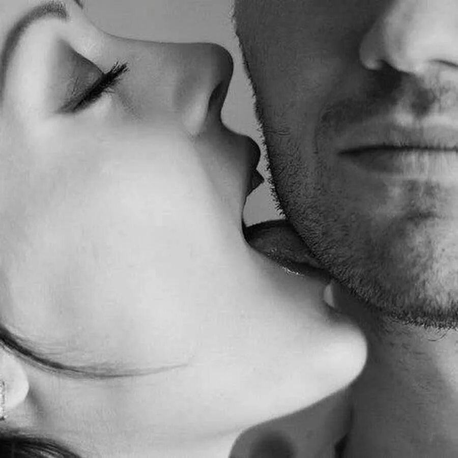 Мужчина облизывает губы. Нежное покусывание. Нежный поцелуй в шею. Языком по щеке. Поцелуй в шею мужчине.