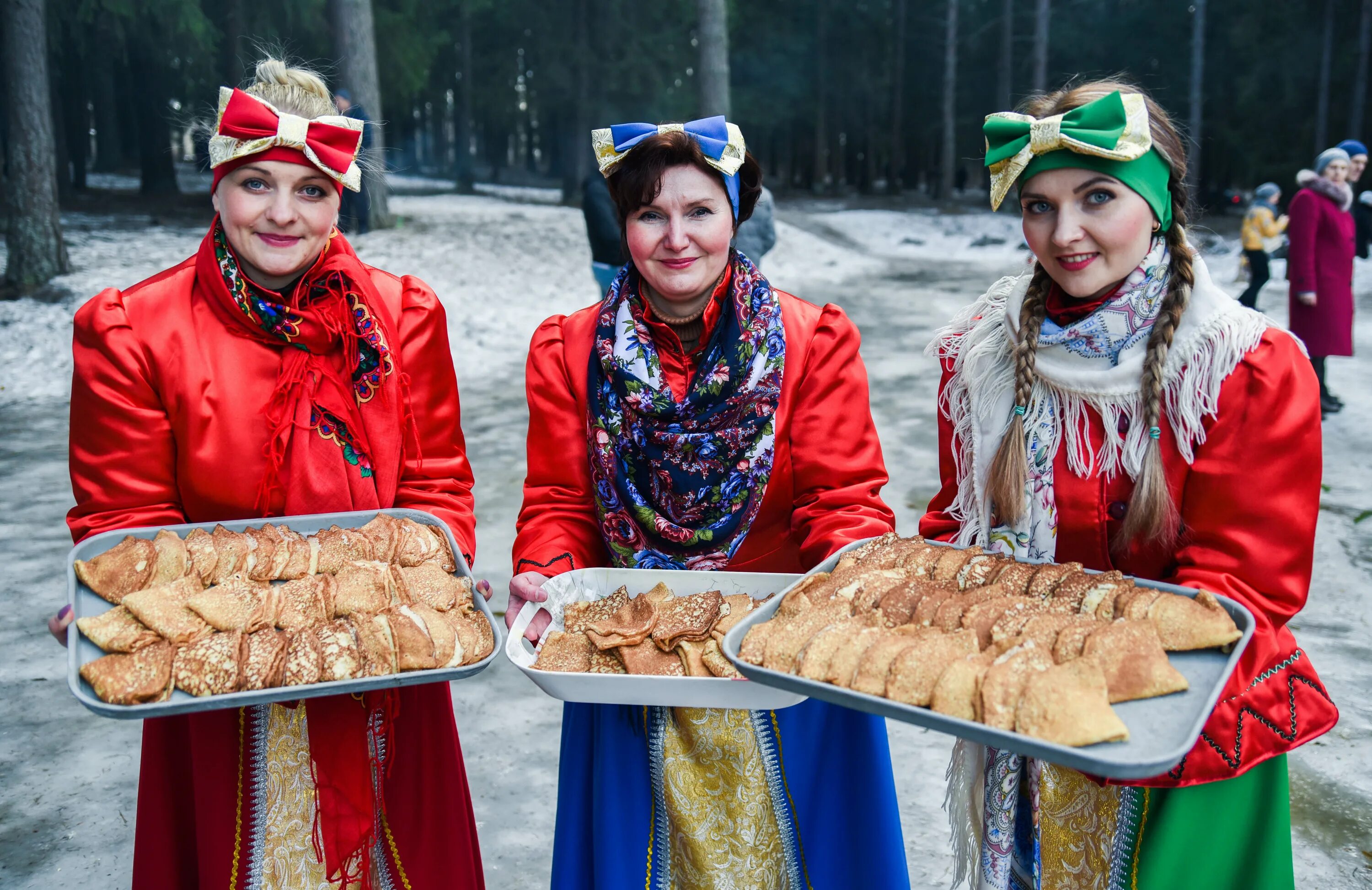 Праздники сегодня. День народного единства в днр. Россияне с флагами. Сегодня три праздника. Сегодня три праздника.