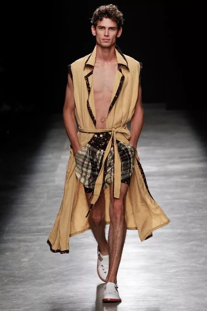 Vivienne westwood показ париже мужская. Fashion show menswear lanvin alber elbaz. Balmain paris одежда мужская. Вивьен вествуд мужская коллекция. Balmain мужская коллекция 2021.