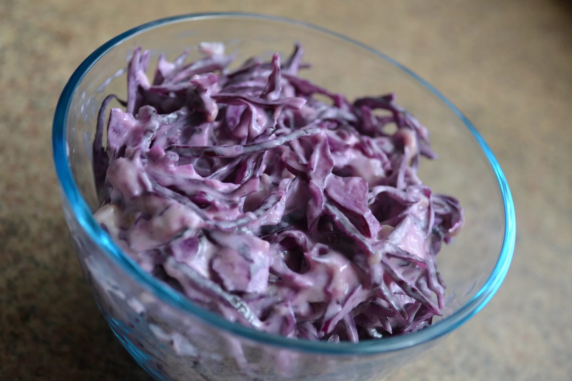 Салат с краснокочанной капустой. Салат из краснокочанной капусты. Салат из синий капусты коул слоу. Коул слоу. Салат из синей капусты.