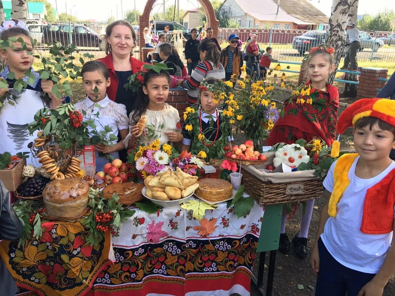 Украшение стола на ярмарку. Осенняя ярмарка. Школьная осенняя ярмарка. Осенняя ярмарка в школе. Стол на ярмарку в школе.