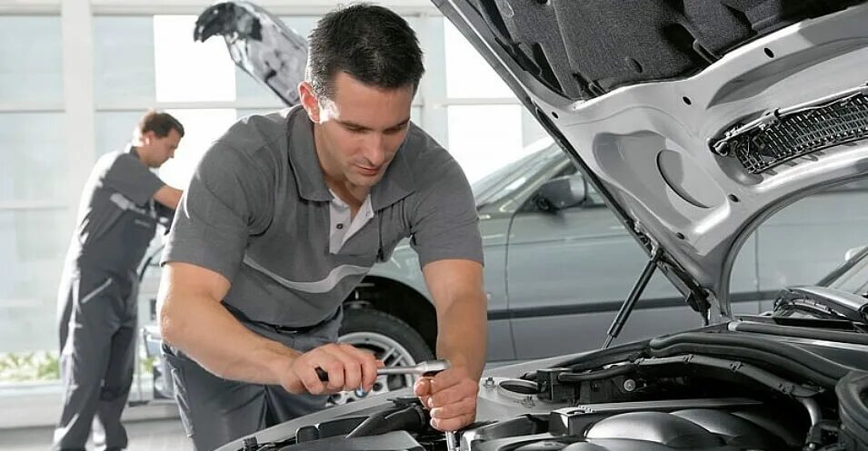 Ремонт автомобилей ресурсы. Осмотр автомобиля. Механик машина. Техобслуживание автомобиля. Ресурс двигателя автомобиля.