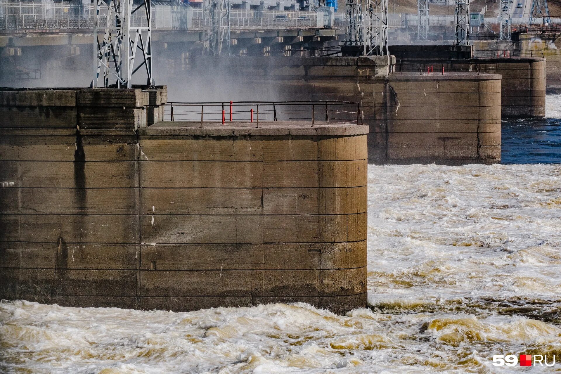 КАМГЭС сброс воды. Затопило котлован. Сброс воды Камская ГЭС. ГЭС сброс воды Пермь.