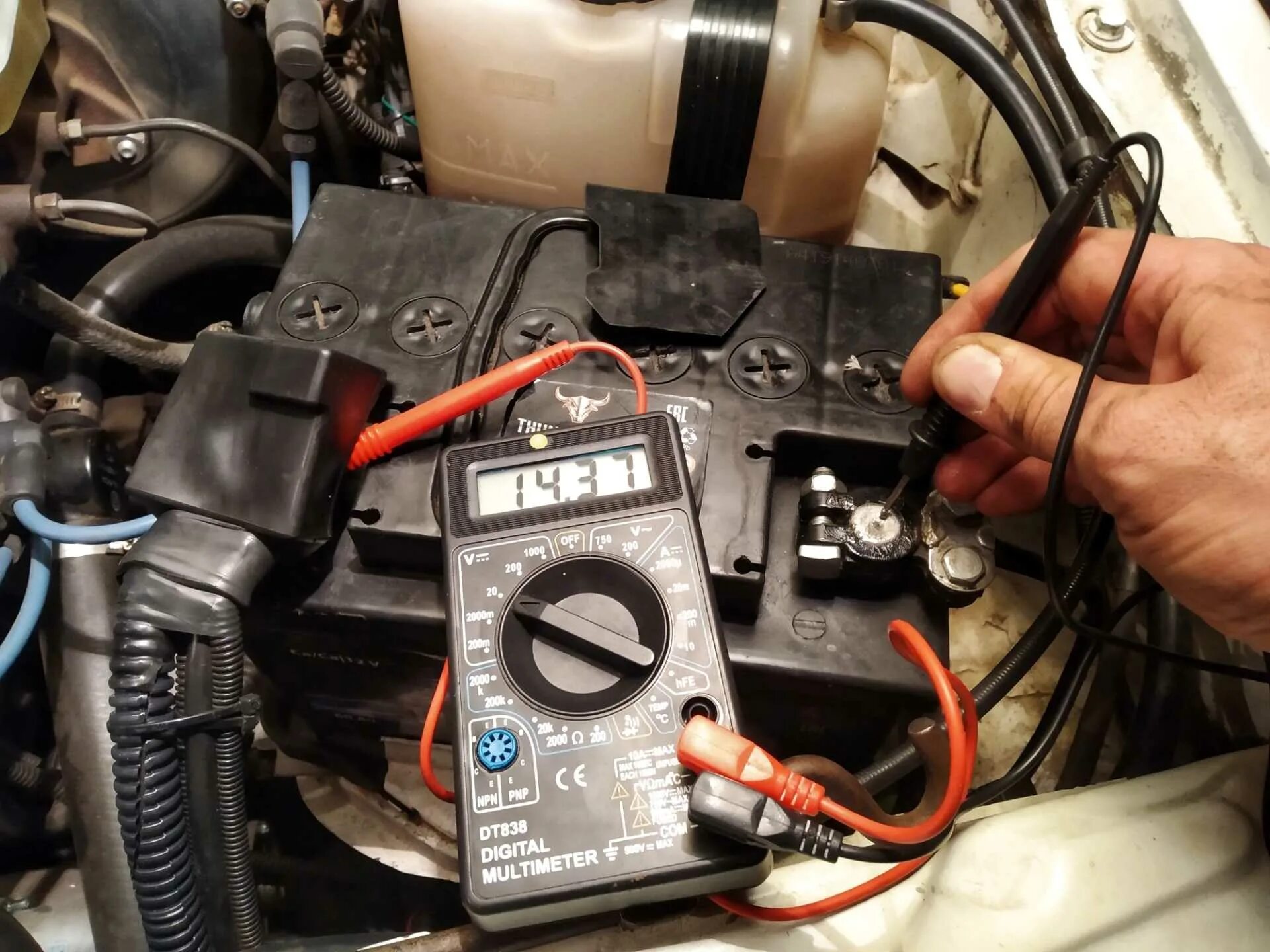 Генератор зарядка аккумулятора автомобиля. Замер напряжения на АКБ ВАЗ 2110. Напряжение бортовой сети ВАЗ 2114. Напряжение бортовой сети автомобиля ВАЗ. Слабое напряжение на генераторе ВАЗ 2110.