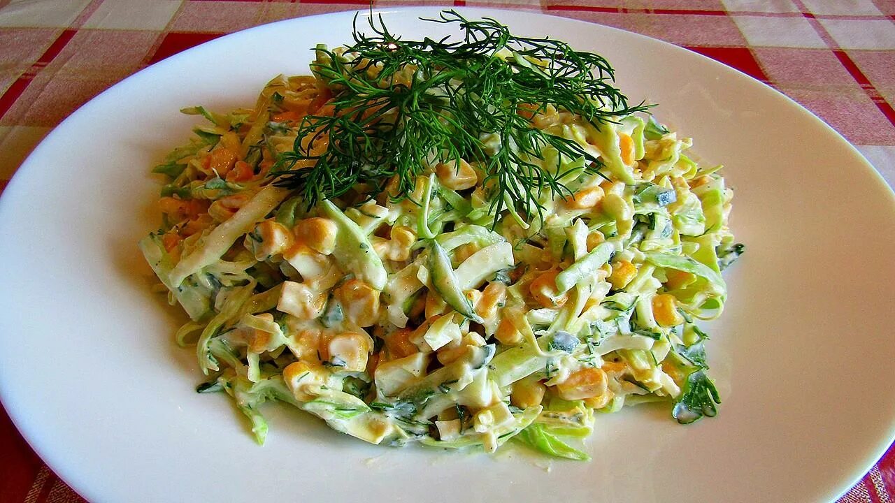 Салат из капусты огурцов кукурузы. Салат из капусты и кукурузы. салат из молодой капусты с кукурузой. салат из капусты с огурцом и кукурузой. салат со свежей капустой и кукурузой.