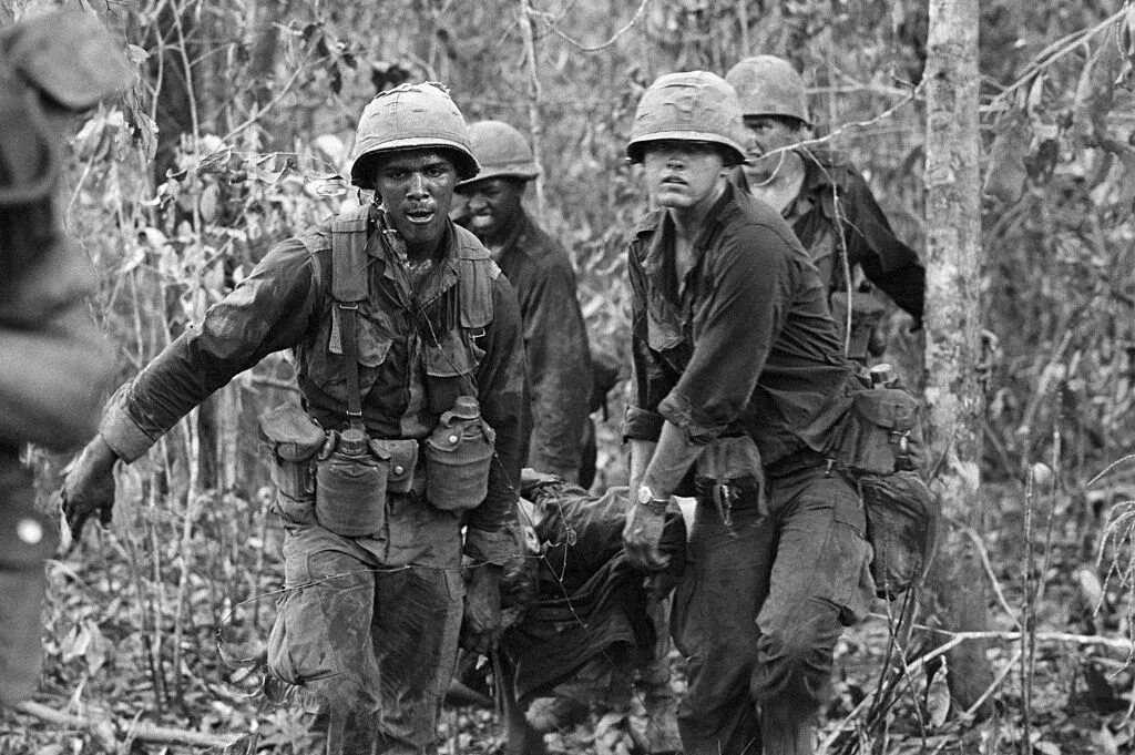 Сколько американцев во вьетнаме. Война во вьетнаме 1965-1974 вики. война во вьетнаме холодная война. афроамериканцы во вьетнамской войне.