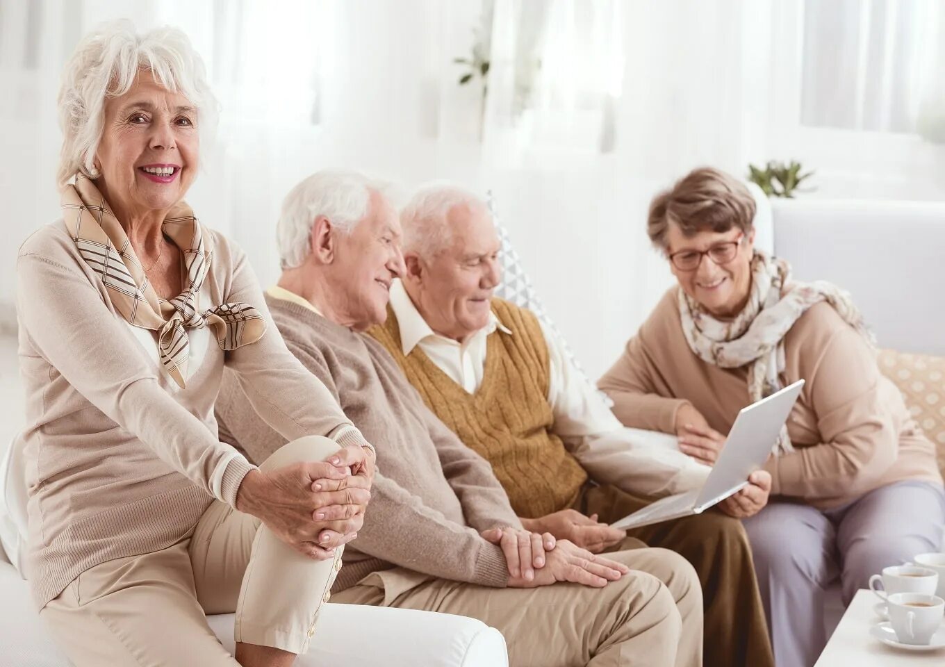 Старики группой молодую. Пожилые люди. Счастливые пенсионеры. Современные пожилые люди. Счастливые пожилые люди.