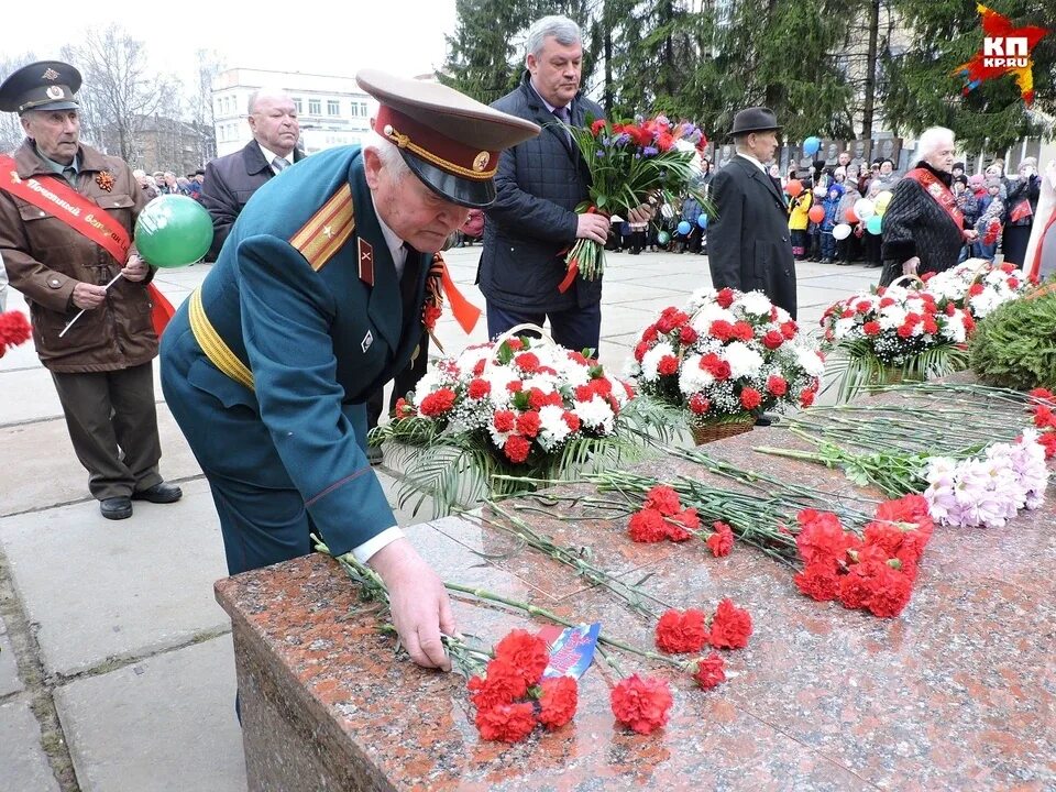 1 мая сыктывкар. Мемориал Вечная Слава Сыктывкар. Памятник Скорбящий воин в Сыктывкаре. Растения для возложения с ягодами. Скорбящий воин Елово.