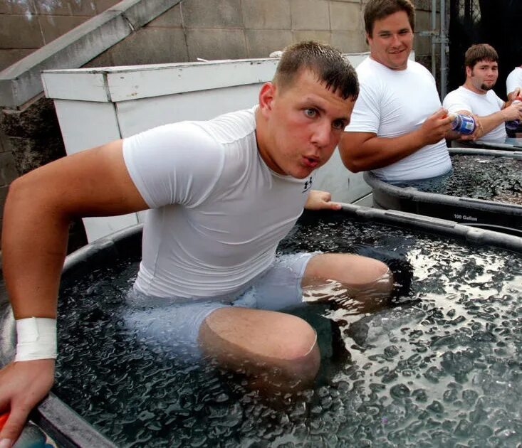 Мужчины жидкость в тазу. Футболист восстановление в воде со льдом. Ванная со льдом для чего.